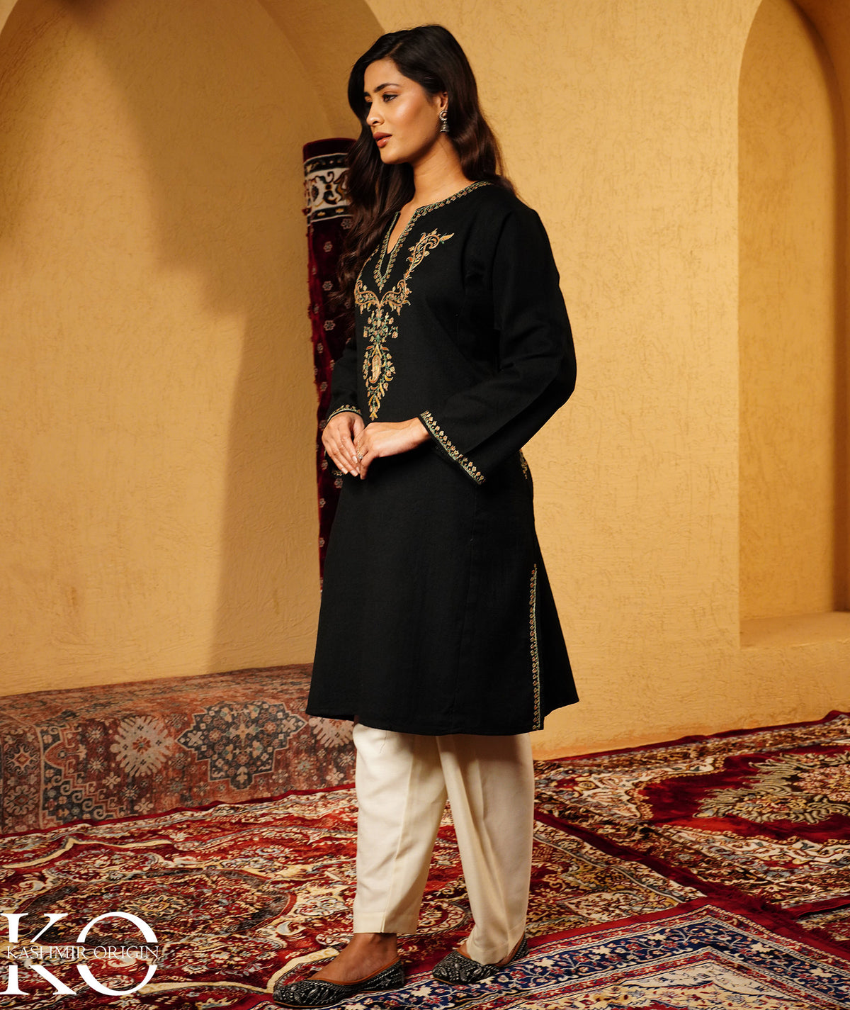 Black Hand Sozni Embroidered Kashmiri Pure Wool Pheran | Artisan Made | Needle Work Pheran | Hand Embroidery