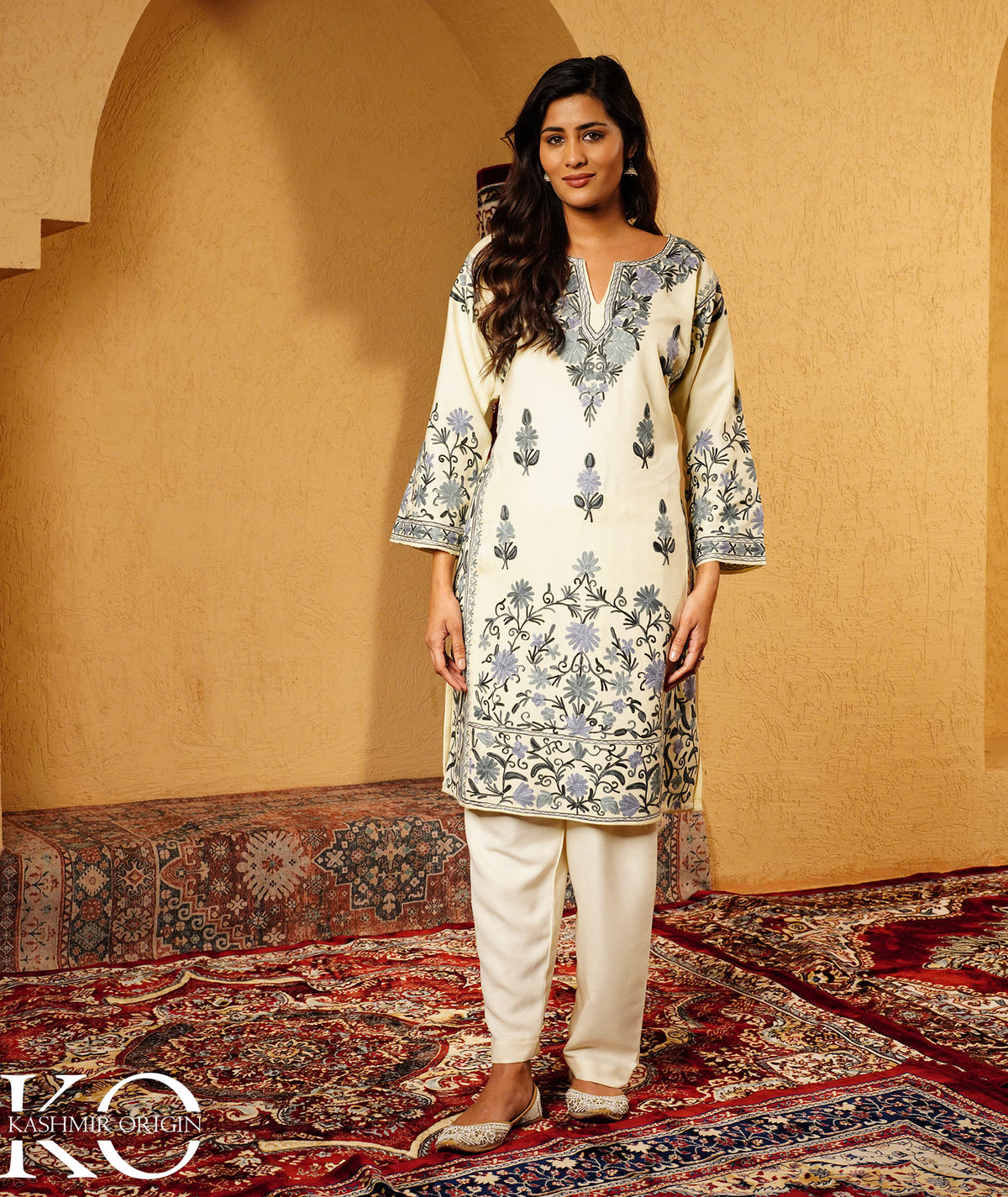 Cream Aari Embroidered Jamawar Design Woolen Pheran