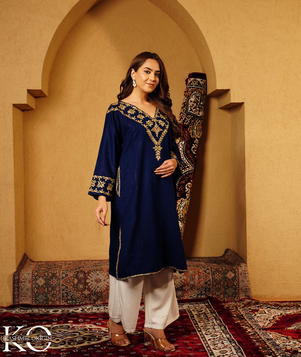 Navy Blue Bote Tilla Embroidered Kashmiri Woolen Pheran