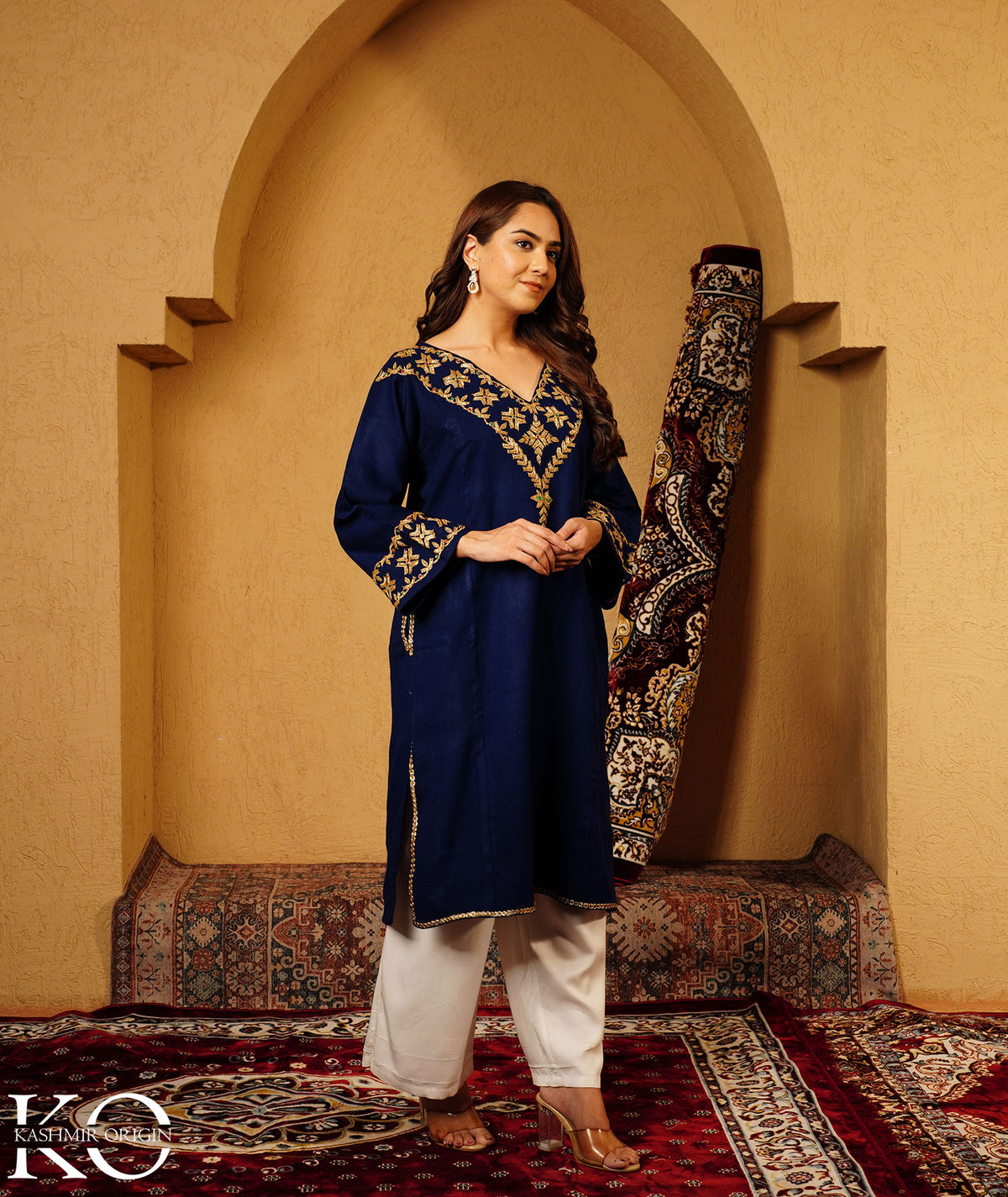 Navy Blue Bote Tilla Embroidered Kashmiri Woolen Pheran
