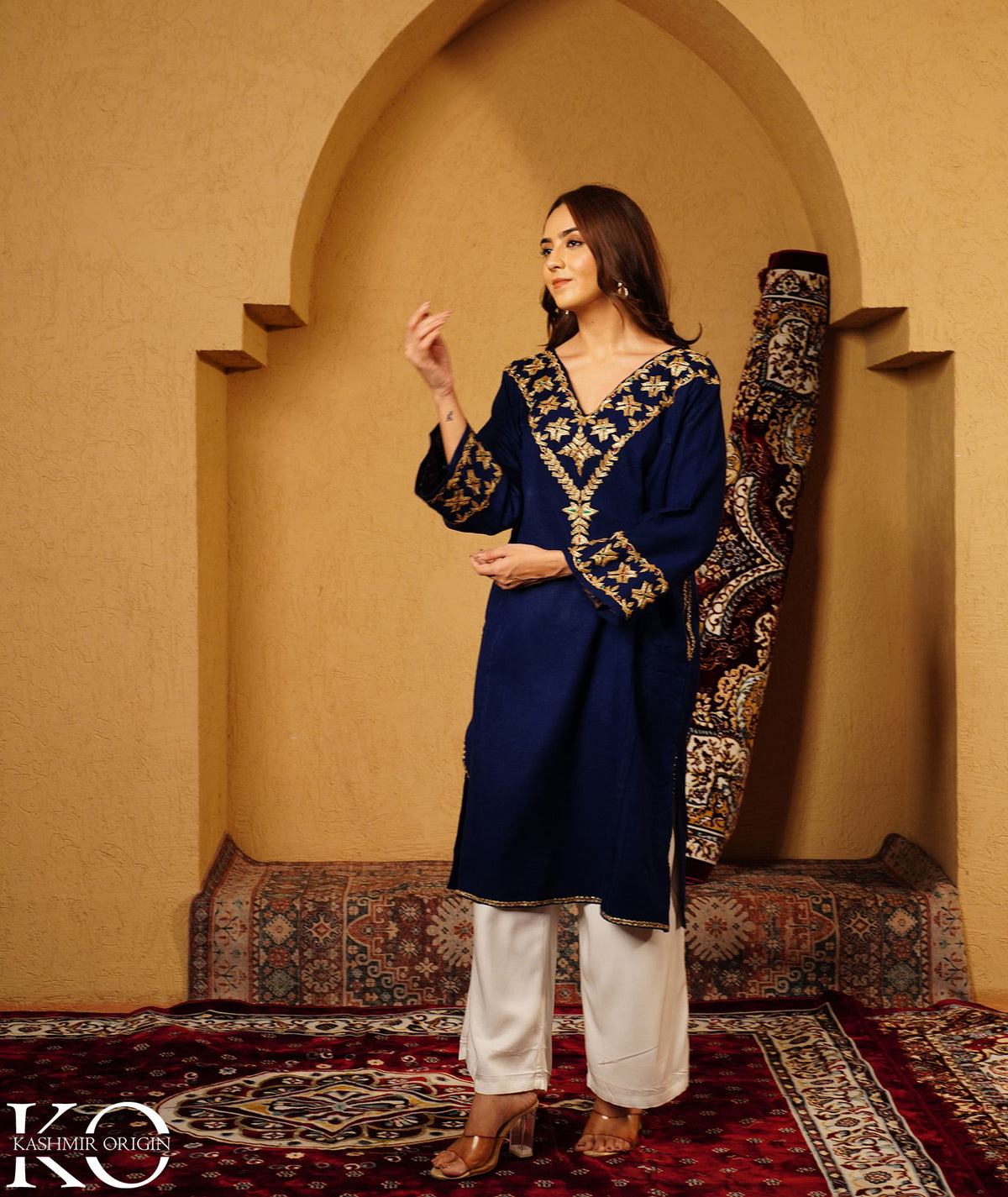 Navy Blue Bote Tilla Embroidered Kashmiri Woolen Pheran
