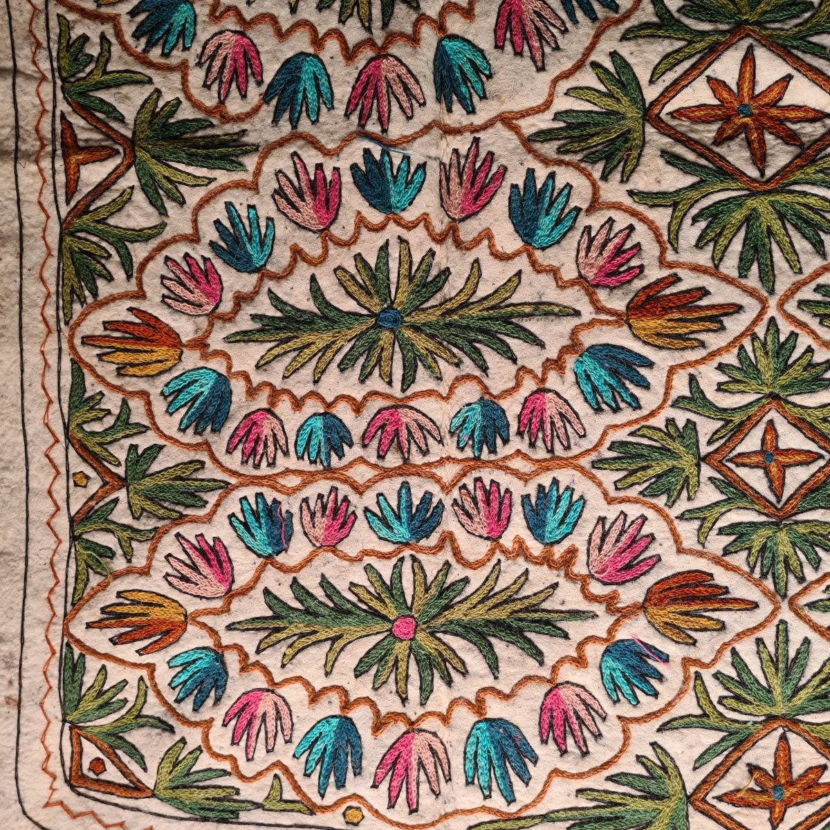 LEAF DESIGN HANDMADE AARI EMBROIDERED NAMDA 6X4 FT