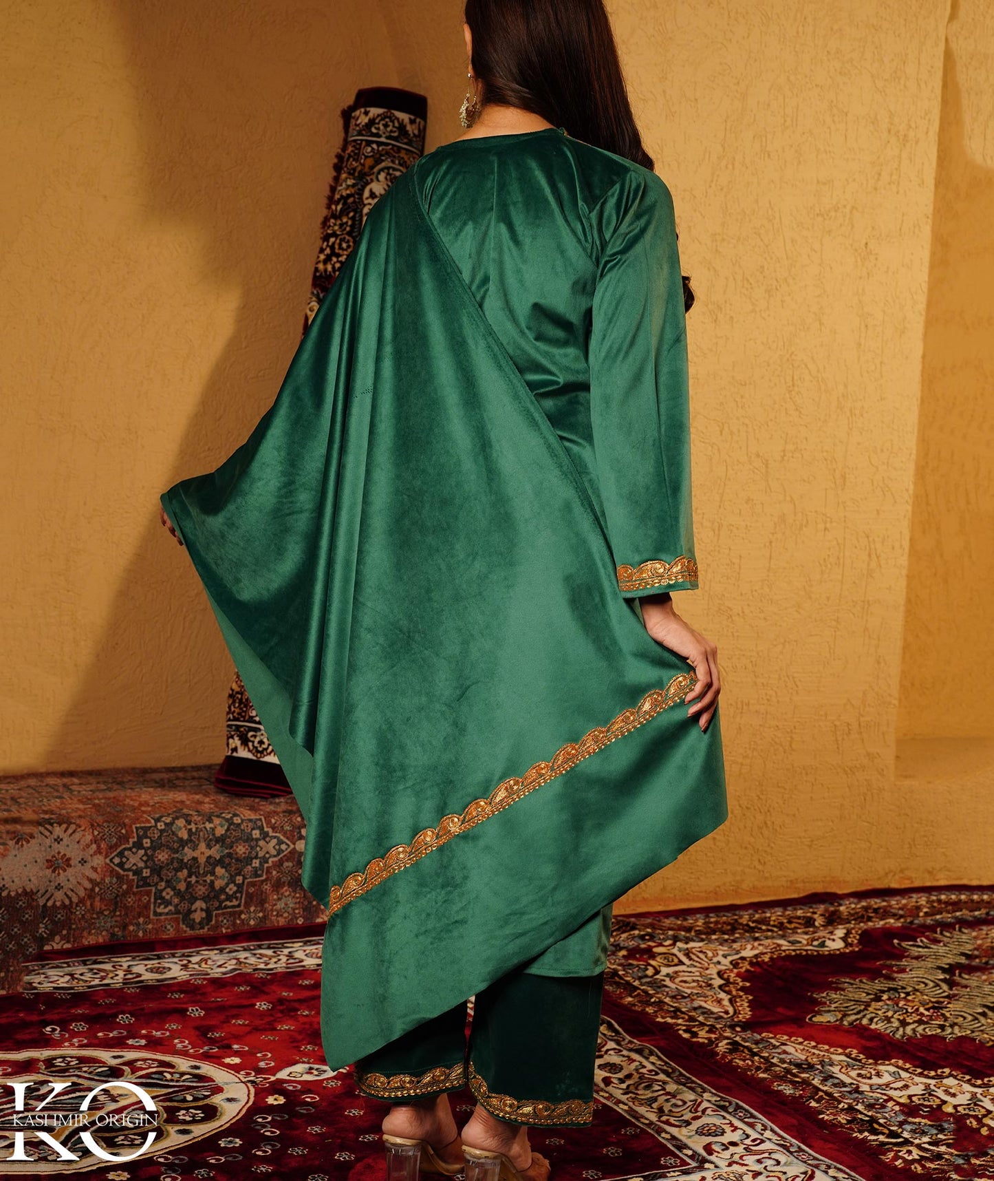 Emerald Green Tilla Embroidered Velvet Pheran Set With Shawl