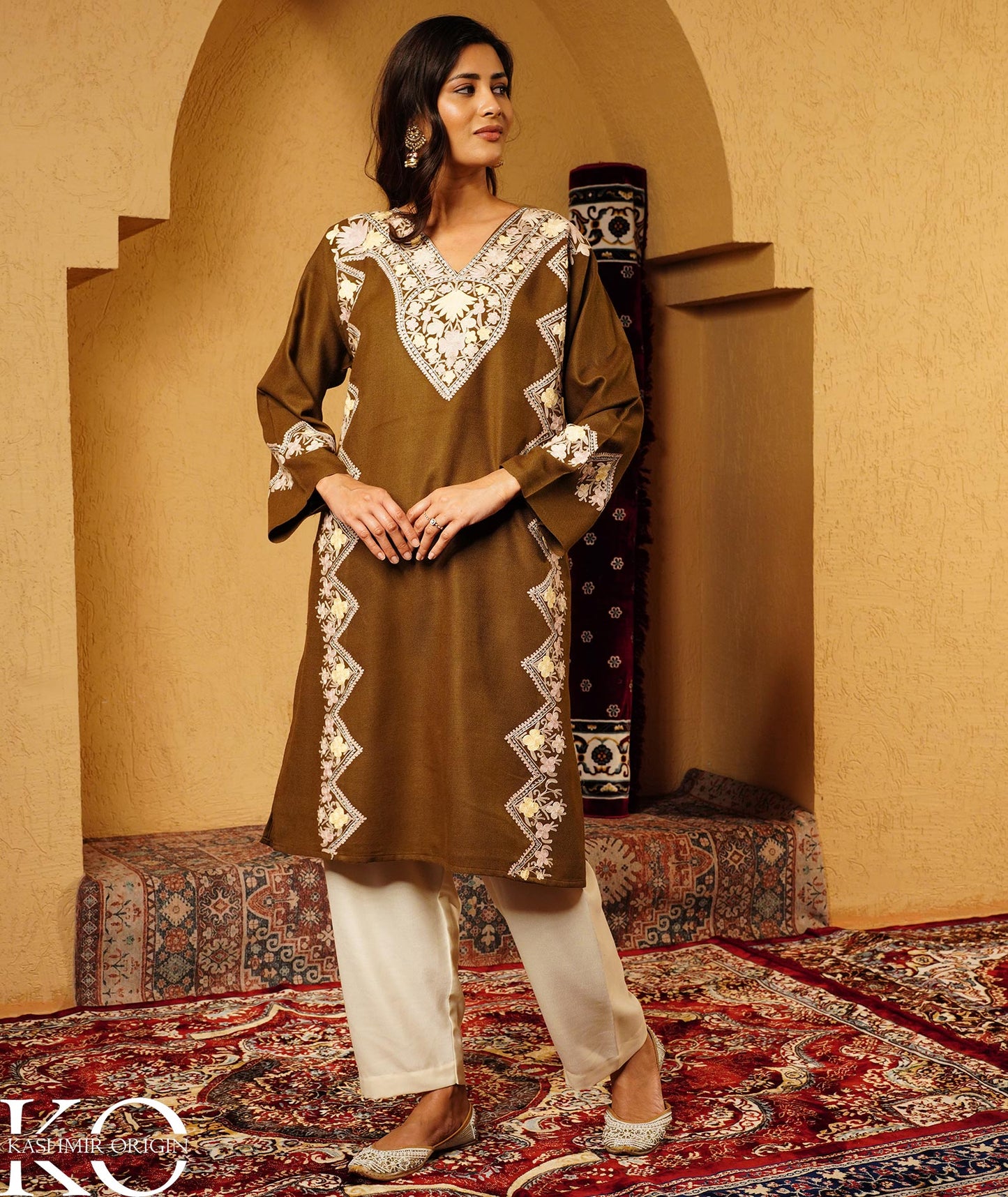 Olive Brown Aari & Zari Embroidered Woolen Pheran