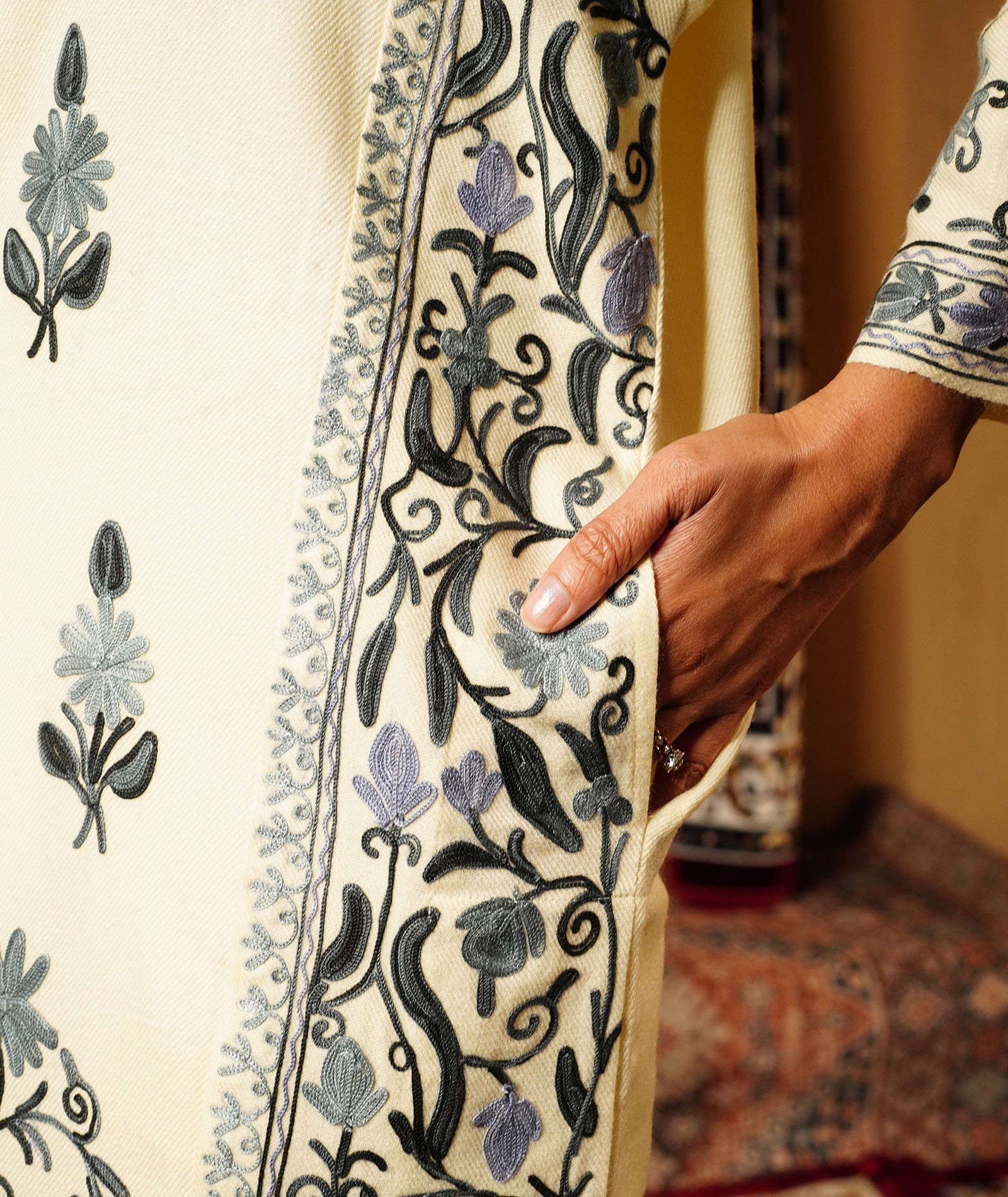 Cream Aari Embroidered Jamawar Design Woolen Pheran