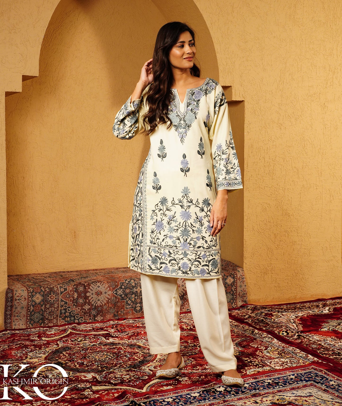 Cream Aari Embroidered Jamawar Design Woolen Pheran