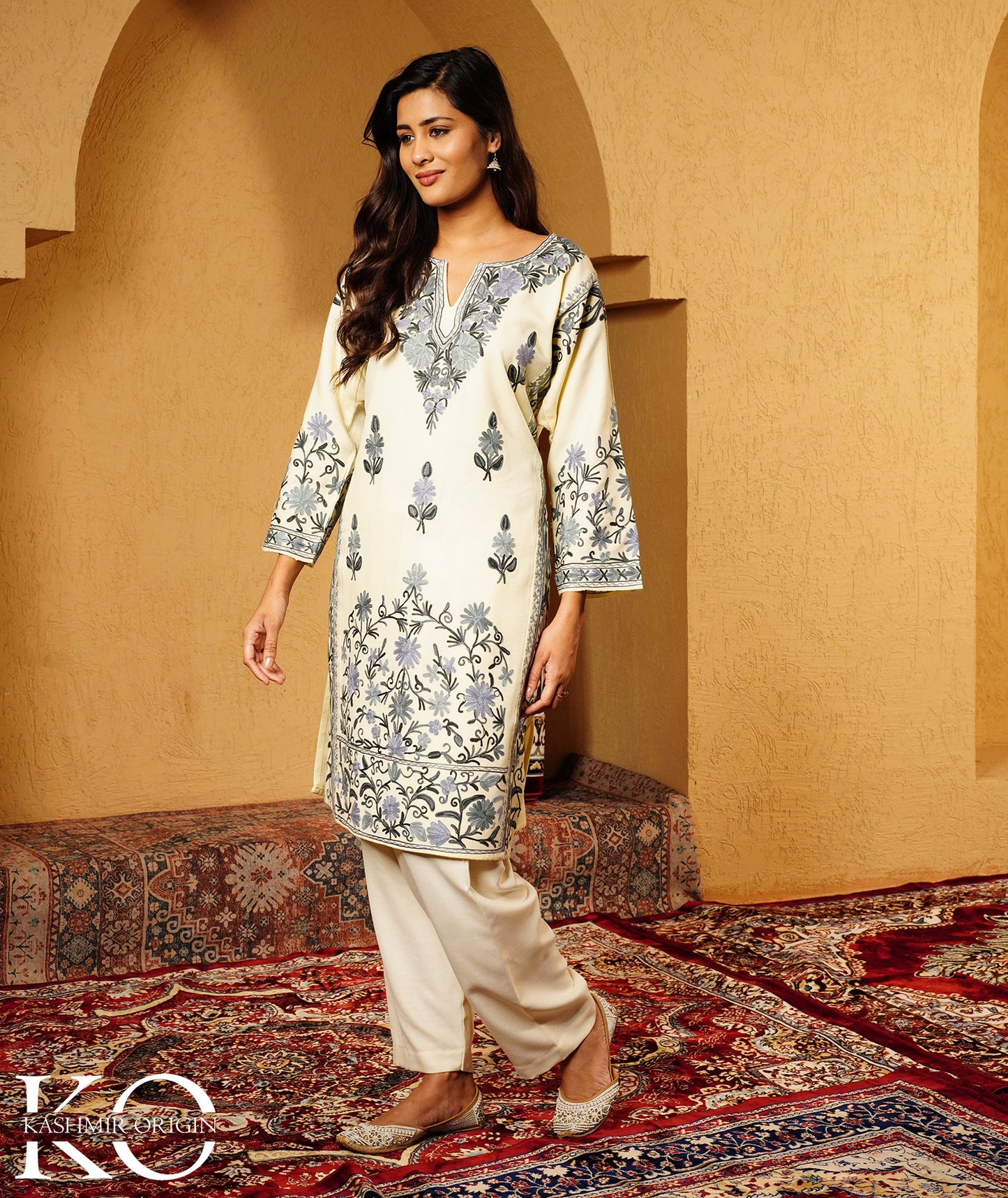 Cream Aari Embroidered Jamawar Design Woolen Pheran