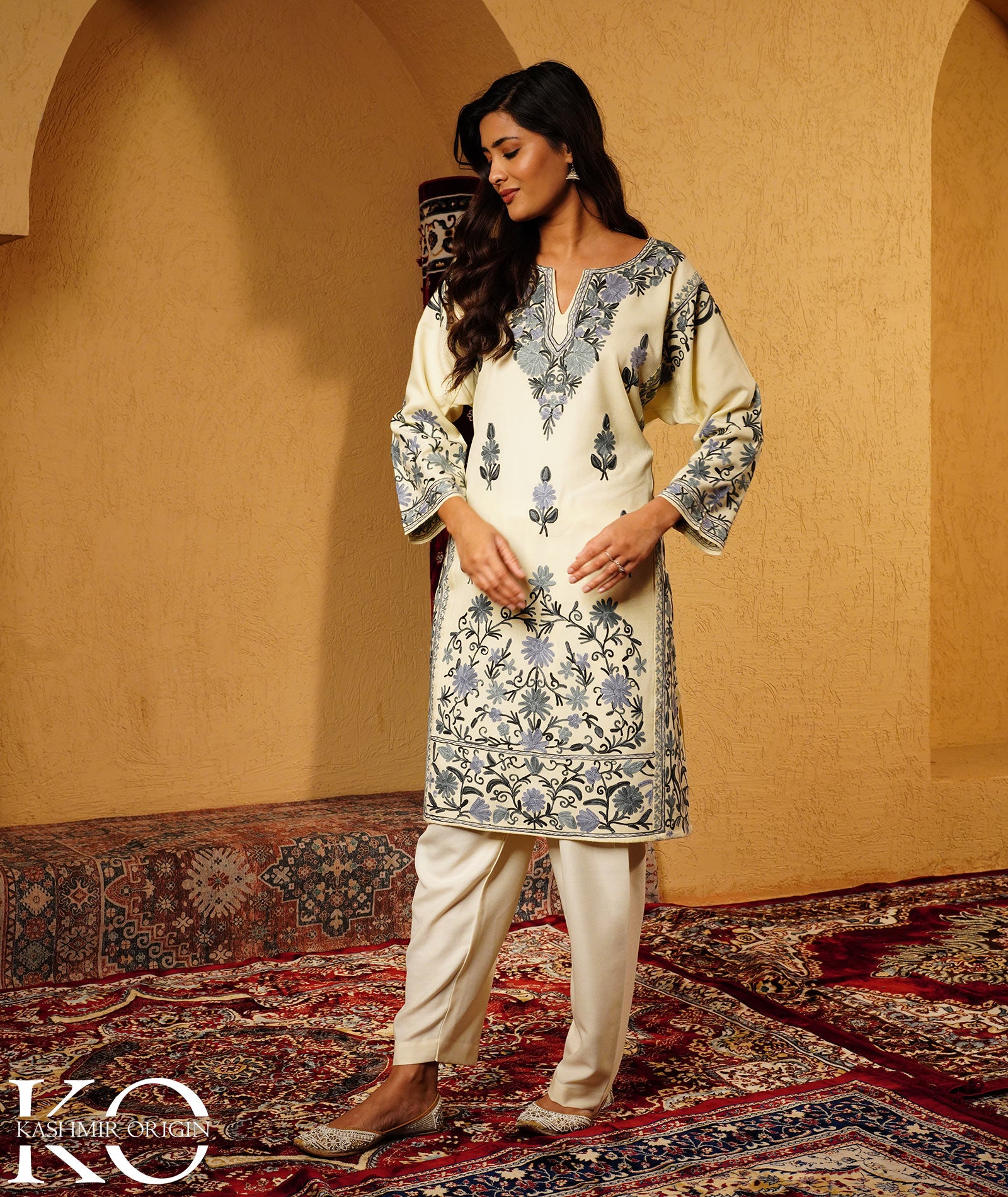 Cream Aari Embroidered Jamawar Design Woolen Pheran