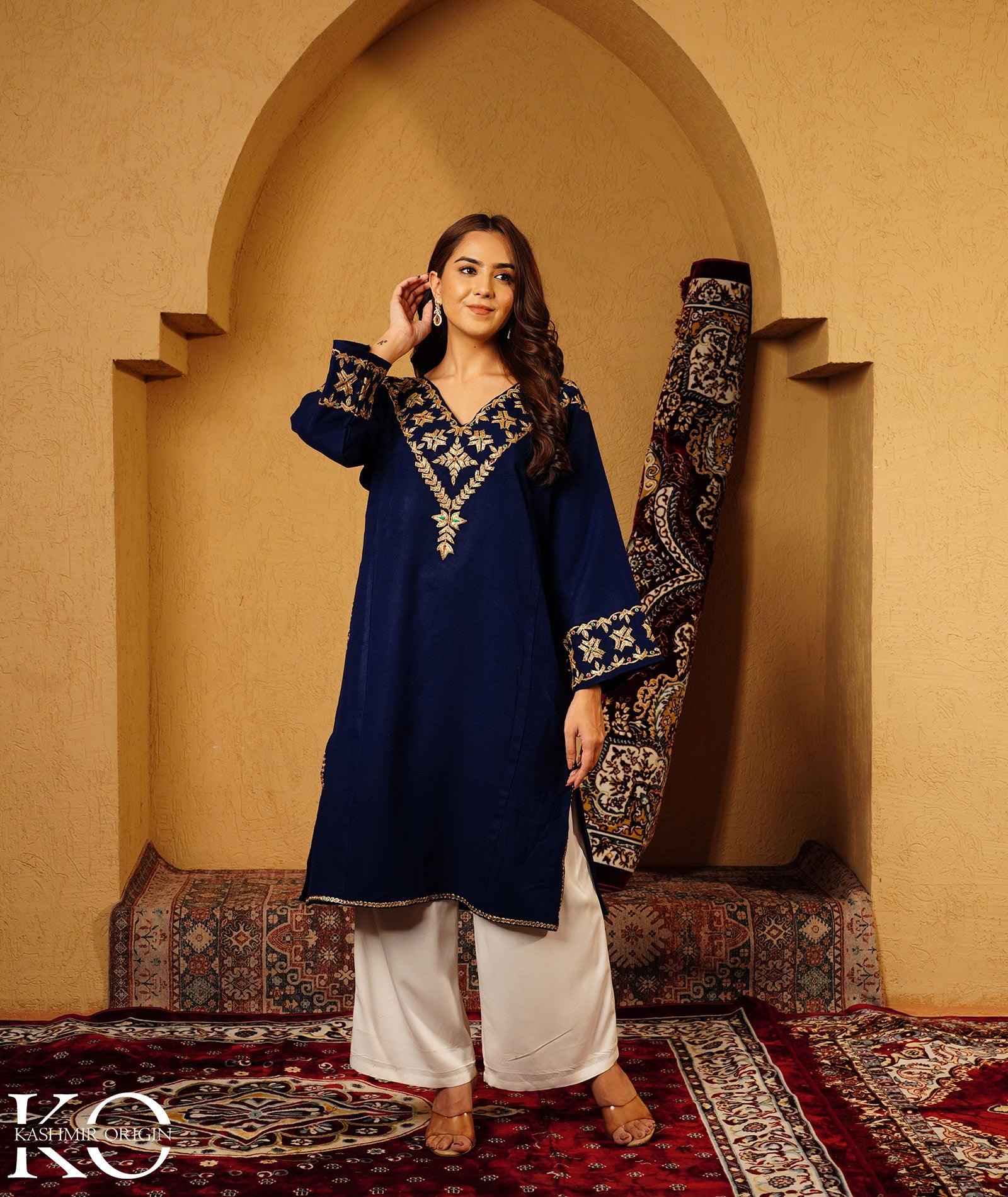 Navy Blue Bote Tilla Embroidered Kashmiri Woolen Pheran