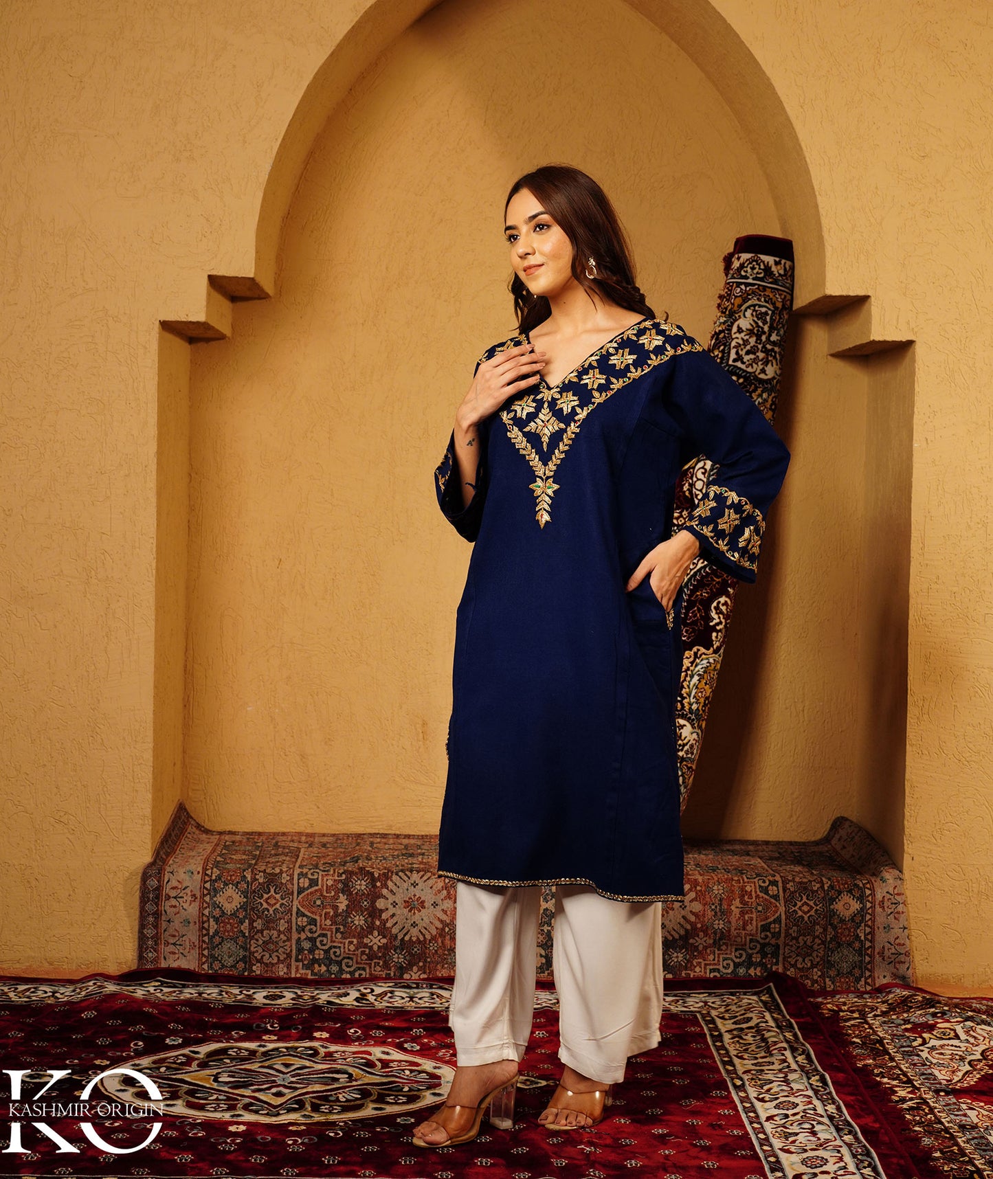 Navy Blue Bote Tilla Embroidered Kashmiri Woolen Pheran